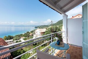 Property grounds - Reana apartments 6 (Mparmpati)