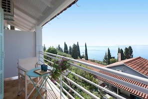 Property grounds - Reana apartments 8 (Mparmpati)