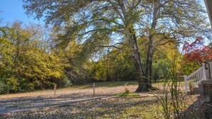 A pathway leading to a building with a white fence and a signpost. - Central Retreat C, NEW Family and Pet Friendly (Lebanon)