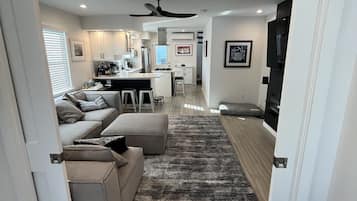 Smart TV, fireplace