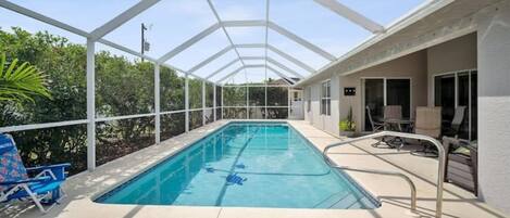 Alberca al aire libre y alberca climatizada