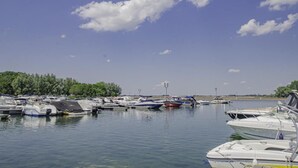 A marina with various boats docked, calm water, and a clear sky. - Maison des 3 Lacs - CHAVANGES (CHAVANGES)