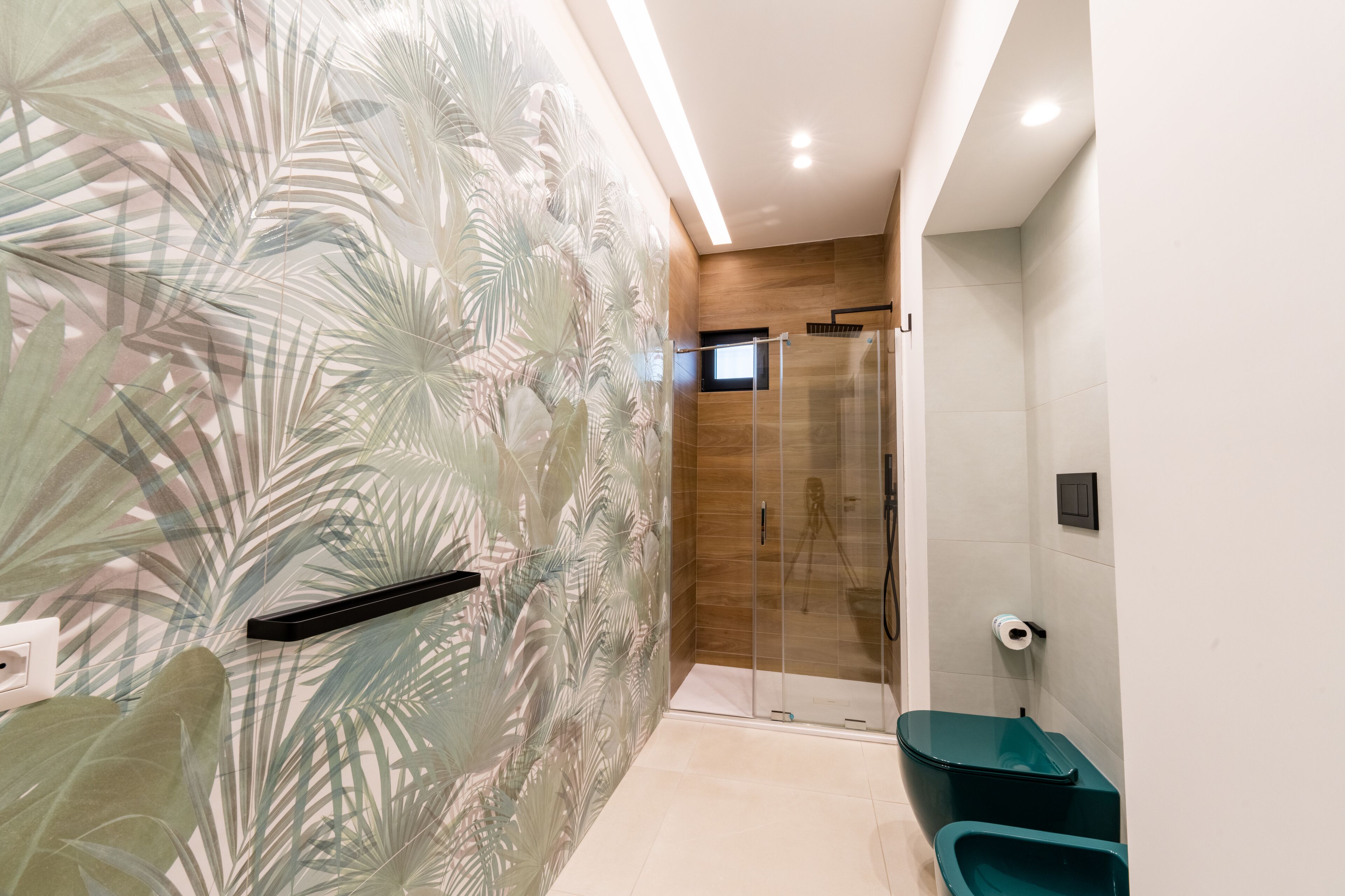 Deluxe-Suite | Badezimmer | Dusche, Regendusche, kostenlose Toilettenartikel, Haartrockner