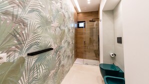 Deluxe suite | Badkamer | Een douche, een regendouche, gratis toiletartikelen, een haardroger