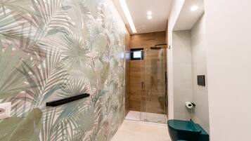 Deluxe-Suite | Badezimmer | Dusche, Regendusche, kostenlose Toilettenartikel, Haartrockner