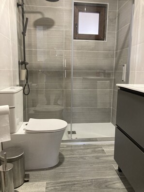 Douche, articles de toilette écologiques, séchoir à cheveux