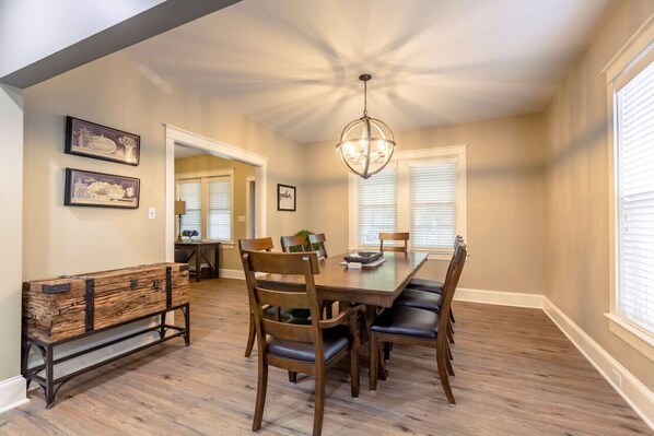 Dining - The Queen Place*15min to Sight&Sound*King bed*BBQ (Gordonville)