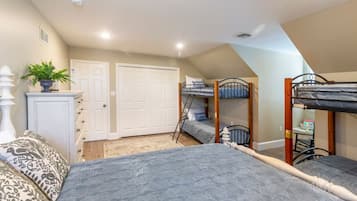3 bedrooms, desk, free WiFi, bed sheets