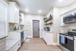 Kjøleskap, mikrobølgeovn, ovn og kokeplater