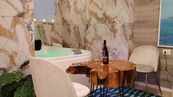 Junior Room | Down comforters, pillowtop beds, iron/ironing board, free WiFi