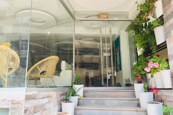 Economy dubbelrum | Vardagsrum | 45-tums smart-tv med kabelkanaler och betalfilmer