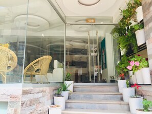 Economy-Doppelzimmer | Wohnbereich | 45-Zoll-Smart-TV mit Kabelempfang, Pay-TV