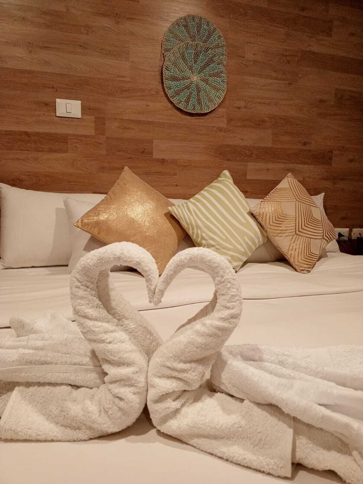 premium room | 1 bedroom, down duvets, pillow-top beds, iron/ironing board