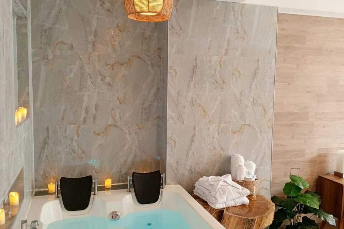 premium room | 1 bedroom, down duvets, pillow-top beds, iron/ironing board