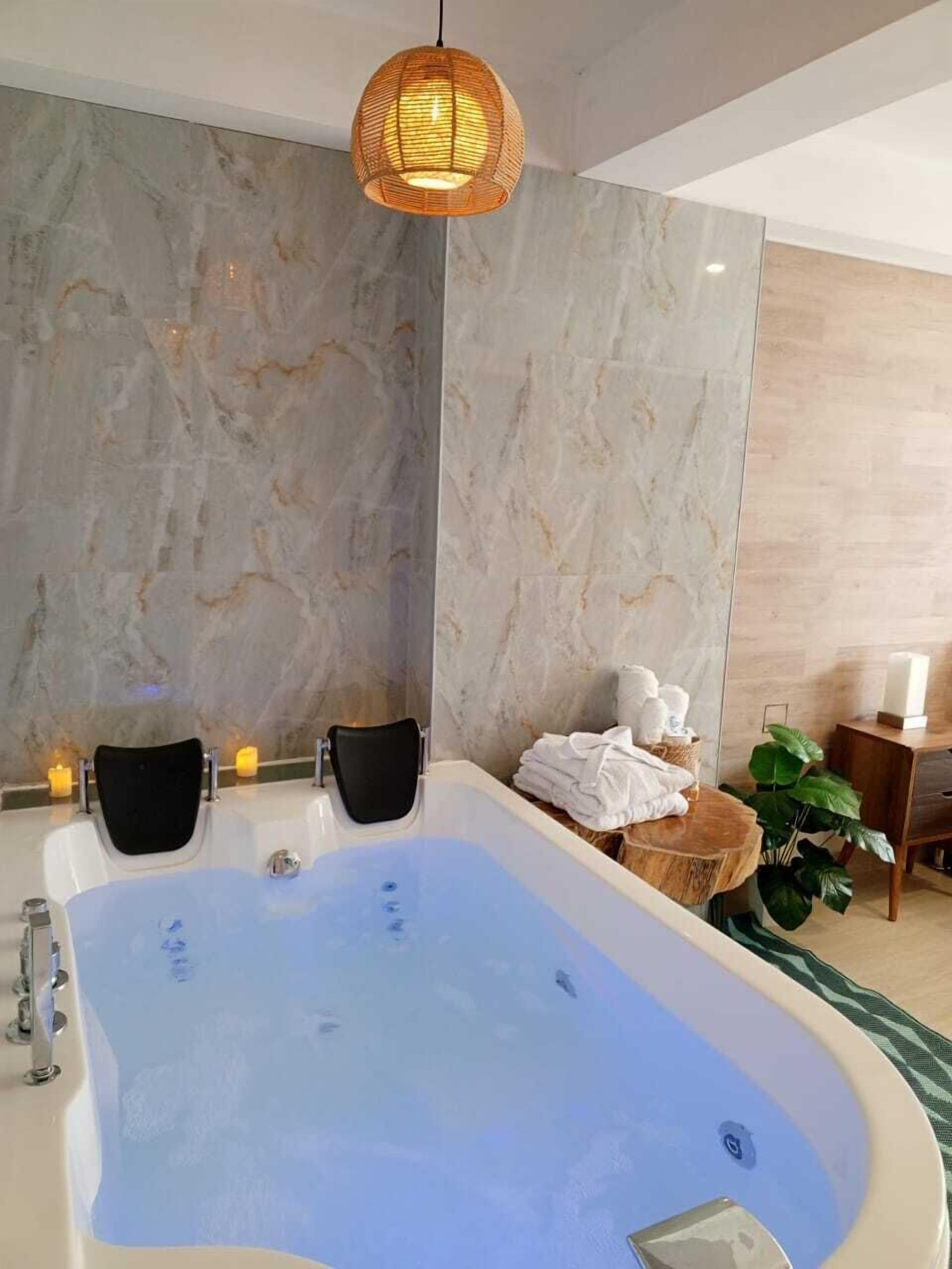 premium room | 1 bedroom, down duvets, pillow-top beds, iron/ironing board