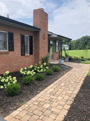 Property grounds - 2 minutes from the mine - Comfortable 3 bedroom house loaded with charm. (Hiddenite)