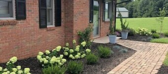 2 minutes from the mine - Comfortable 3 bedroom house loaded with charm.