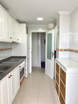 Micro-ondes, four, plaque de cuisson, lave-vaisselle