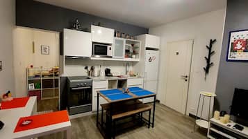 Refrigerador, horno, parrilla de estufa y tetera eléctrica