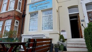 Un edificio con un letrero que dice 'Brightwater Self Catering' y una entrada visible.