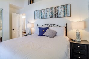 3 bedrooms, desk, iron/ironing board, travel cot - Walk to City Park: Family-Friendly Show Low Home (Show Low)