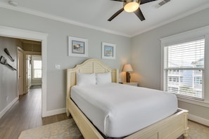 5 bedrooms, iron/ironing board, travel cot, Internet - Walk to Ocean! Group Beach House in Galveston (Galveston)