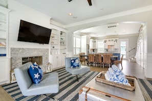 TV - Walk to Ocean! Group Beach House in Galveston (Galveston)