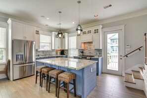 Fridge, microwave, stovetop, dishwasher - Walk to Ocean! Group Beach House in Galveston (Galveston)