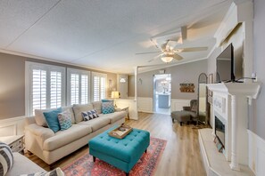 TV, fireplace, table football - Dock, Deck & Kayaks: Home on Cedar Creek Reservoir (Mabank)