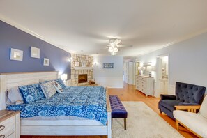 4 bedrooms, iron/ironing board, travel cot, Internet - Dock, Deck & Kayaks: Home on Cedar Creek Reservoir (Mabank)