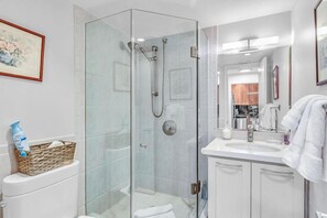 Ensemble baignoire-douche, séchoir à cheveux, serviettes fournies