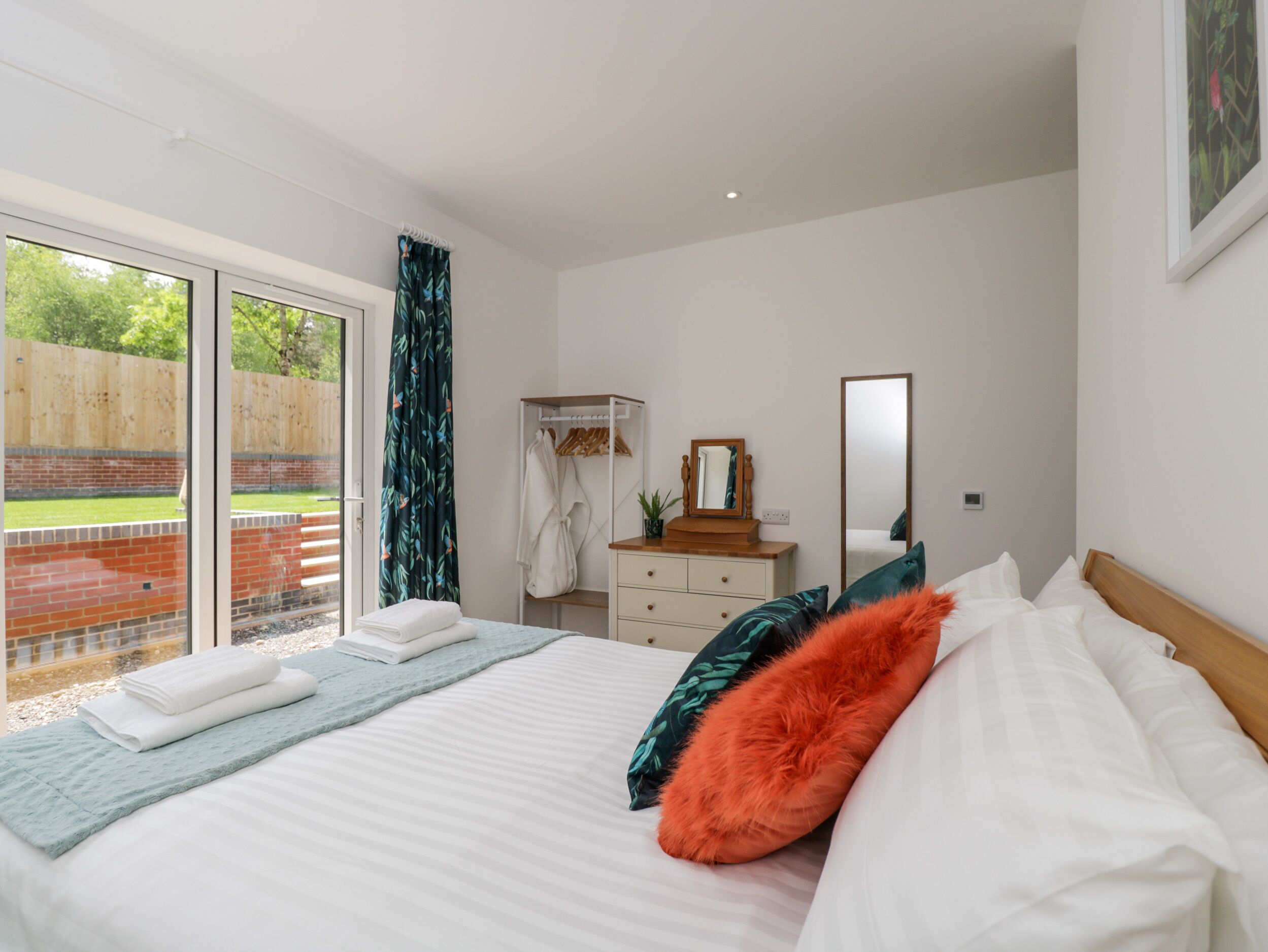 4 عدّة غرف نوم وبديكورات فريدة لكل غرفة وطراز فريد لكل وحدة