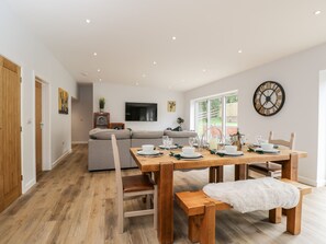 Tủ lạnh, máy rửa bát, ấm điện, lò nướng bánh mì