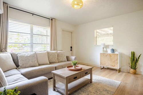Cozy Dog-friendly Bungalow 