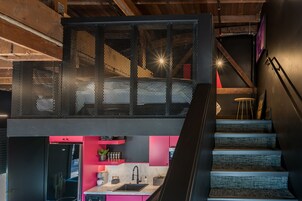 奢华公寓 | 起居区 | 65-英寸智能电视（配备数码频道）、电视、流媒体服务