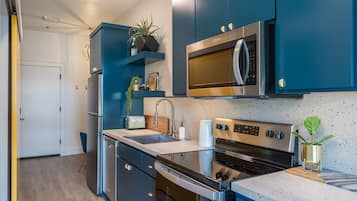 Departamento de lujo | Cocina privada | Refrigerador con congelador, microondas, horno y parrilla de estufa