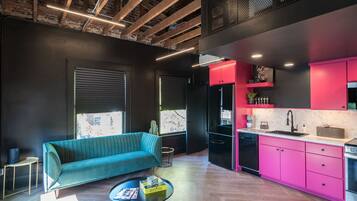 Luksushuoneisto | Oleskelualue | 65–tuumainen äly-TV, jossa digitaalikanavat