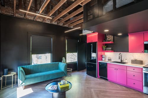 Appartement luxueux | Aire de séjour | Téléviseur connecté de 65 po avec télévision numérique, téléviseur