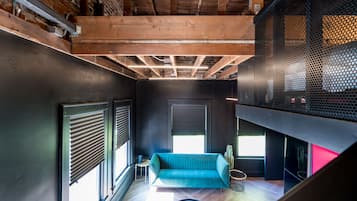 Departamento de lujo | Área de sala de estar | Smart TV de 65 pulgadas con canales digitales y televisión