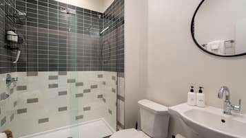 Luxury Apartment | Bathroom | Shower, hair dryer, towels, soap
