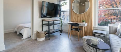 Luksusleilighet | Oppholdsområde | En 65-tommers smart-TV med digitale kanaler samt TV og strømmetjenester