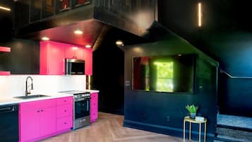 Departamento de lujo | Cocina privada | Refrigerador con congelador, microondas, horno y parrilla de estufa