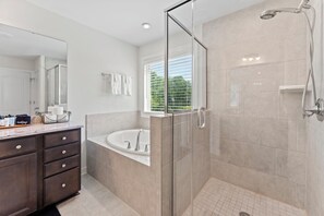 Tina de hidromasaje, secadora de cabello, bidet, toallas 