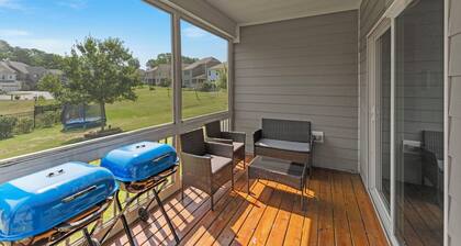 Apex Luxury 4BR Near Lake - Movie Room & Sleeps 14
