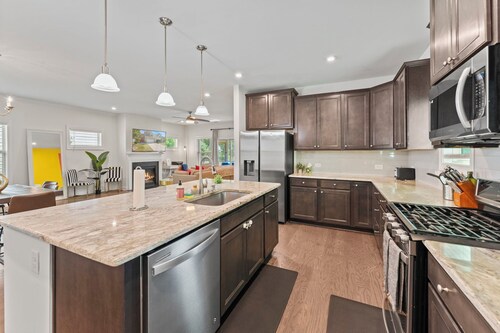 Apex Luxury 4BR Near Lake - Movie Room & Sleeps 14