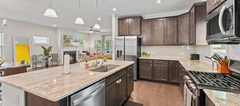 Apex Luxury 4BR Near Lake - Movie Room & Sleeps 14