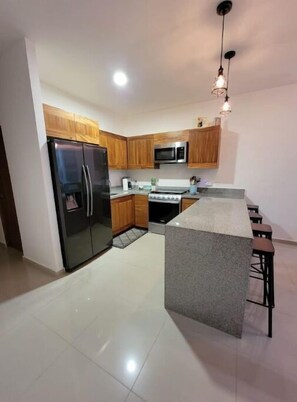 Refrigerador, microondas, horno y parrilla de estufa 