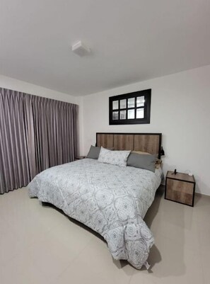 2 habitaciones, tabla de planchar con plancha y cuna de viaje 