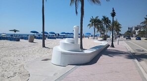 Plage, chaises longues, serviettes de plage