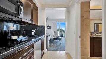 Coffee/tea maker, fridge, microwave, stovetop